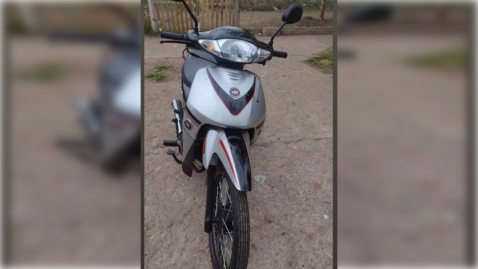 Desde la ventana de un local, una joven vio cómo le robaban la moto que había dejado estacionada