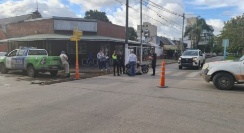 Una motociclista sufrió golpes en una esquina céntrica tras chocar con un auto
