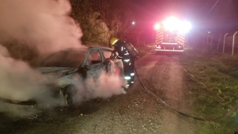 Incendio de auto en el barrio Los Troncos