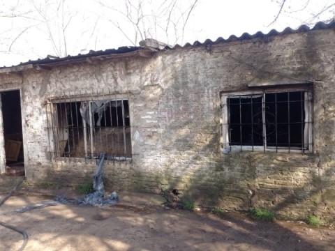 Feroz incendio destruyó parte de una casa del barrio Maravilla del Oeste