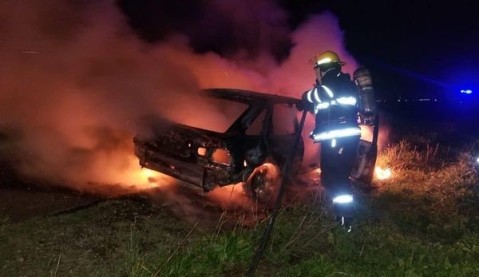 Ruta 6: sintieron olor a quemado y terminaron con el auto incendiado