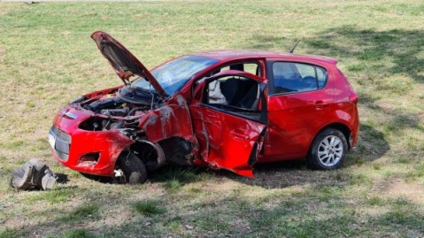De milagro no fue tragedia: conductor herido tras chocar su auto contra un poste de luz en Ruta 28