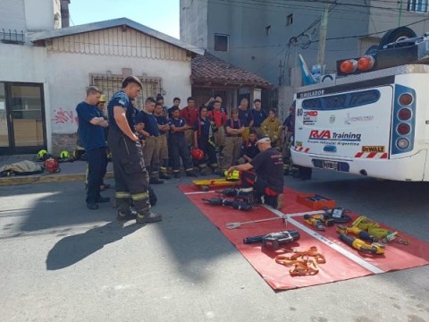 Capacitación que salva vidas: el entrenamiento de los Bomberos para rescatar personas de vehículos de gran porte
