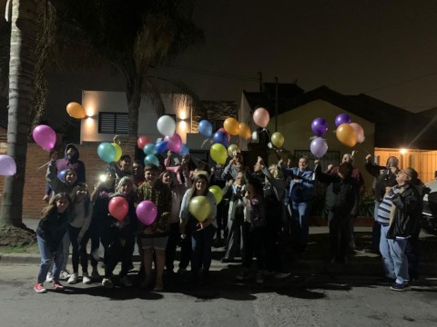 Emotiva suelta de globos por un querido artista local fallecido en septiembre en el día de su cumpleaños