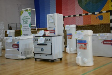 Entregaron electrodomésticos para los comedores escolares: que establecimientos los recibieron