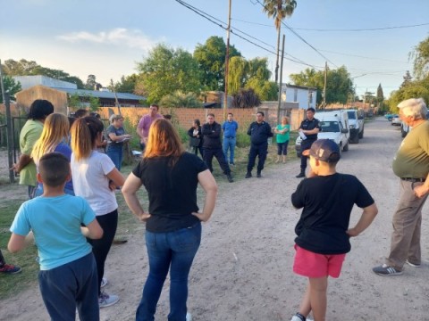 Atemorizados por violentos delitos, vecinos del barrio Los Perales se reunieron con autoridades y pidieron seguridad