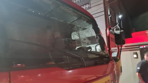 Un hombre incendió su casa y atacó al móvil de bomberos que llegaba a apagarla
