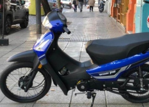 Delincuentes le robaron la moto a un albañil mientras trabajaba en una casa