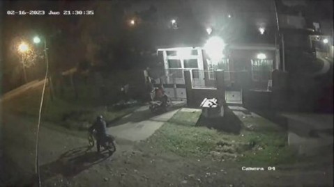 Video: así sorprendieron delincuentes a un repartidor y le robaron la moto