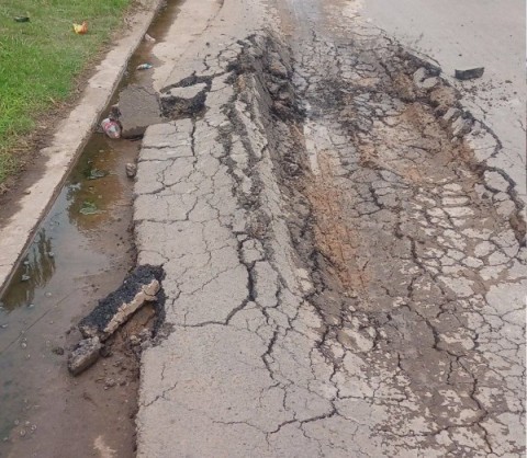 Malestar vecinal por una calle rota en Altos del Oeste