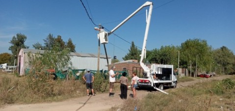 Vecinos de Los Naranjitos compraron artefactos para iluminar las calles del barrio