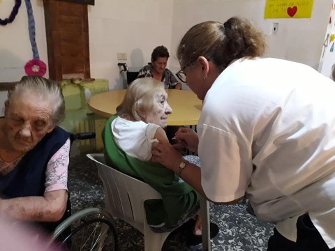 Vacunan a domicilio contra la gripe y el Covid-19: quiénes pueden acceder y cómo solicitarlo