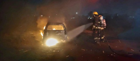 Un auto quedó envuelto en llamas en la noche del lunes