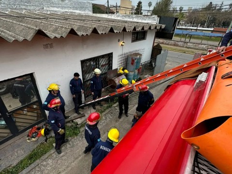 Los bomberos realizaron una capacitación para rescates con cuerdas