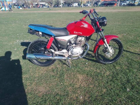 Entraron a su casa en Villa Vengochea y le robaron la moto