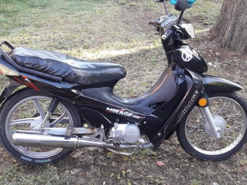 Fue a acompañar a su familia, dejó la moto estacionada y se la robaron