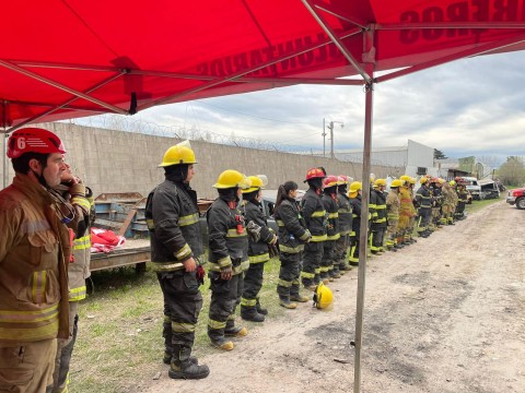 Bomberos se capacitaron en rescate vehícular: cómo fue el entrenamiento
