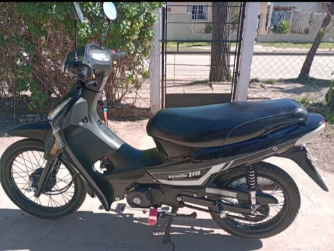 Fue a la casa de su amiga, estacionó la moto unos minutos y se la robaron