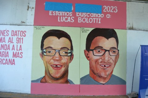 Hicieron un mural de Lucas Bolotti en Moreno: el misterio del rodriguense que lleva 6 años desaparecido