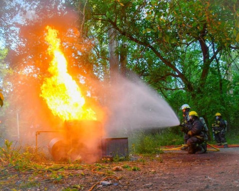 Fuego, actores y horas de trabajo: los detalles del simulacro que hicieron los Bomberos en el monte del Hospital