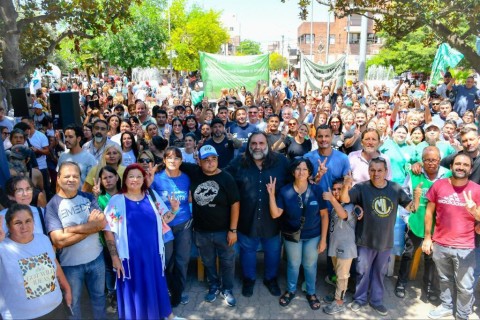 Con la presencia de Mauro García, multisectorial se manifestó en contra del DNU de Milei en la Plaza Central