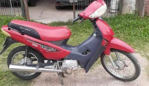 Salió de trabajar de un jardín de infantes de la zona céntrica y detectó que le habían llevado la moto