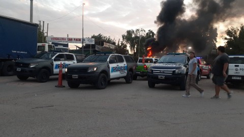 Resistencia, atrincheramiento, conflicto y represión en escandaloso allanamiento a un hombre en el cruce Las Latas