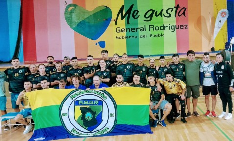 El equipo de fútbol masculino de la Asociación de Sordos de Gral Rodríguez compite en un Campeonato en La Rioja