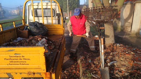 Tras los reclamos, el Municipio inició arreglos con cascotes en barrio Bicentenario