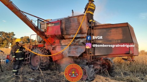 Los bomberos debieron apagar el incendio de maquinaria agrícola en una zona rural