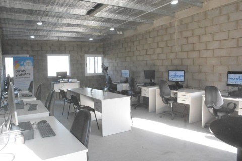 A cinco meses del temporal que la destrozó, reconstruyeron y reinauguraron el Aula Informática Municipal