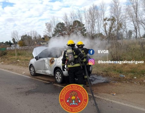 Los Bomberos debieron apagar las llamas de un auto en el barrio Maravilla del Oeste