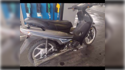 Violento robo en barrio Los Viveros: la empujaron para sacarle la moto y terminar huyendo