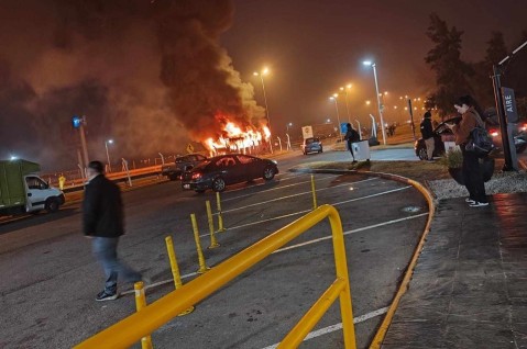 Video: así fue la secuencia del incendio del colectivo en la Autopista del Oeste esta mañana