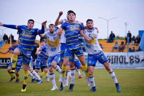 Alem obtuvo un triunfo agónico y se prende en la pelea