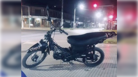 "Bajate, dame la moto y el celular": el violento robo que sufrió un joven a metros de su casa