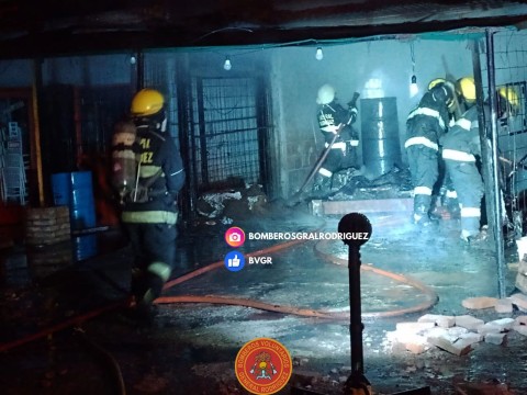 Las llamas arrasaron con un comercio del barrio Los Naranjitos