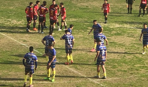 En una tarde para el olvido, Alem perdió el invicto ante Deportivo Español