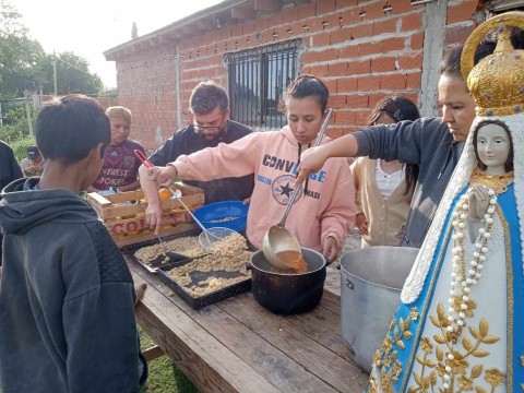 Voluntarios solicitan donaciones de alimentos, ropa y colchones para asistir a vecinos de barrios afectados por el temporal