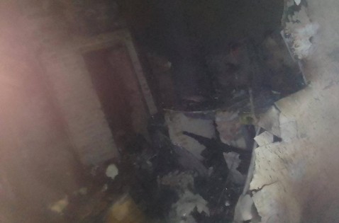 La angustiante situación de una familia de Pico Rojo con dos pequeños hijos: su casa ardió y necesitan ayuda