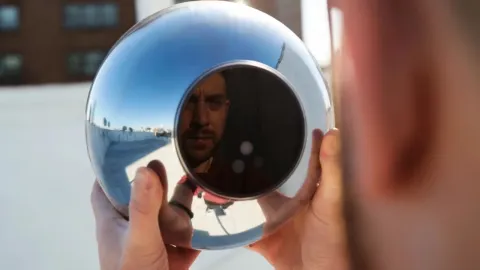 Tras críticas y reclamos, el CEO de Worldcoin llegó a Argentina y se reunió con funcionarios del Gobierno nacional