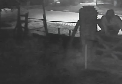 Video: así zafó un ladrón de ser visto por una patrulla tras meterse a una casa a robar