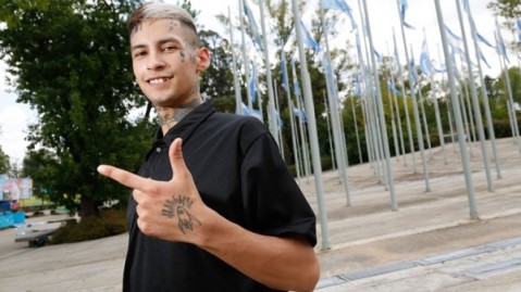 Mientras vacaciona en Europa, piden que L-Gante vaya a juicio por amenazas y uso de arma de fuego