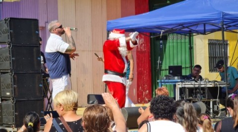 Papá Noel recorrió el centro y bailó al ritmo de "El Retutu"