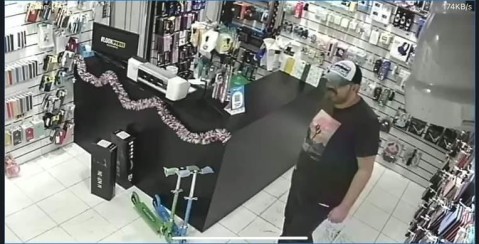 Video: así distrajo un ladrón a una empleada para robar dos celulares de un negocio céntrico