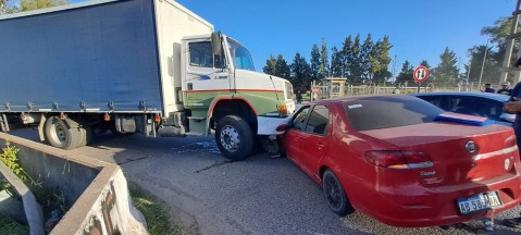 Choque entre un auto y un camión en la Ruta 24 y Colectora Norte