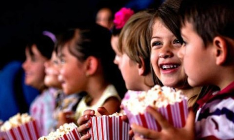 Función de cine para los chicos en Barrio Güemes