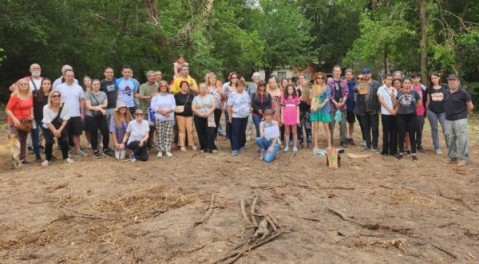 Un grupo de vecinos se manifest&oacute; en el lugar de la tala del monte del hospital para reclamar contra la medida