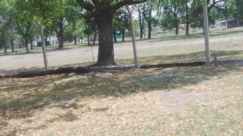 Vecinos reclaman por un club que construye una cancha de fútbol en la plaza de su barrio