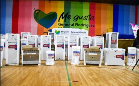 Se entregaron electrodomésticos a escuelas estatales